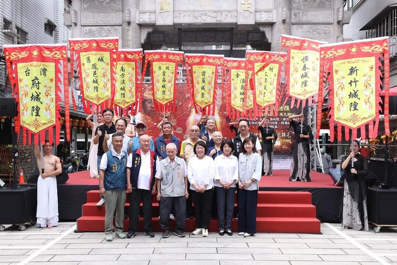 嘉義市年度宗教文化慶典「2025城隍夜巡諸羅城」9月22日將盛大登場，全台城隍9聖將齊聚諸羅城，嘉義市長黃敏惠（前右3）等人27日出席記者會，邀全民共襄盛舉。（嘉義市政府提供）中央社記者姜宜菁傳真  114年8月27日