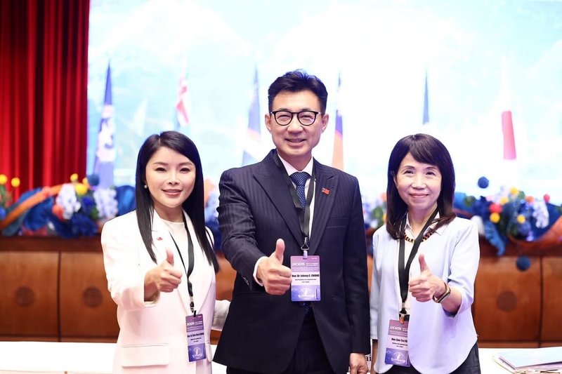 國民黨立委張嘉郡（左）被推選為亞洲太平洋國會議員聯合會（APPU）第53屆年會暨第87屆理事會主席，立法院副院長江啟臣（中）、民眾黨立委陳昭姿（右）也一同與會。（張嘉郡辦公室提供） 中央社記者王承中傳真 114年8月27日