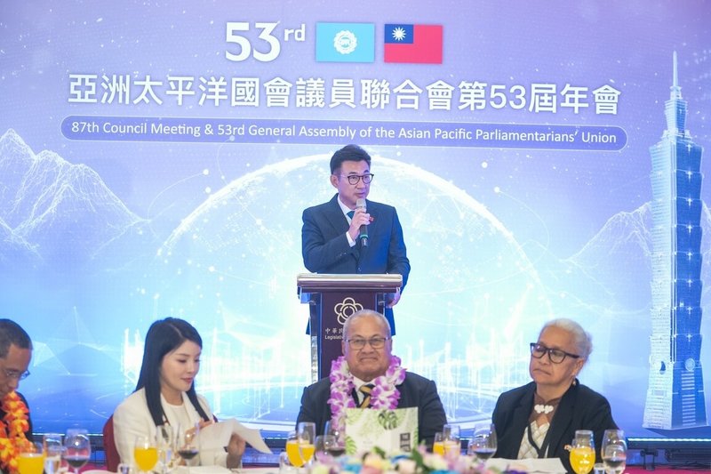 立法院副院長江啟臣(後中)27日晚間主持APPU第87屆理事會暨第53屆大會主辦國歡迎晚宴。(立法院提供) 中央社記者王承中傳真 114年8月27日