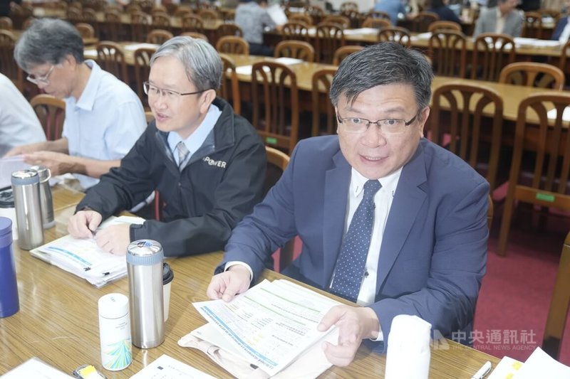 核三延役公投案同意票未達1/4通過門檻,部分人士建議,核廢料應放在同意比率最高的3個縣市。台電董事長曾文生(前右)27日表示,高階核廢料最終處置場的選址2個重要條件,一是科學條件能否符合,二是民意的支持。中央社記者徐肇昌攝 114年8月27日