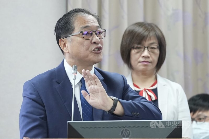 前經濟部綠能科技產業推動中心副執行長鄭亦麟因涉收賄案,北院裁定羈押禁見。法務部長鄭銘謙(左)27日表示,此案正由北檢偵查,證據到哪就辦到哪,他完全尊重北檢辦案與約談。中央社記者徐肇昌攝 114年8月27日