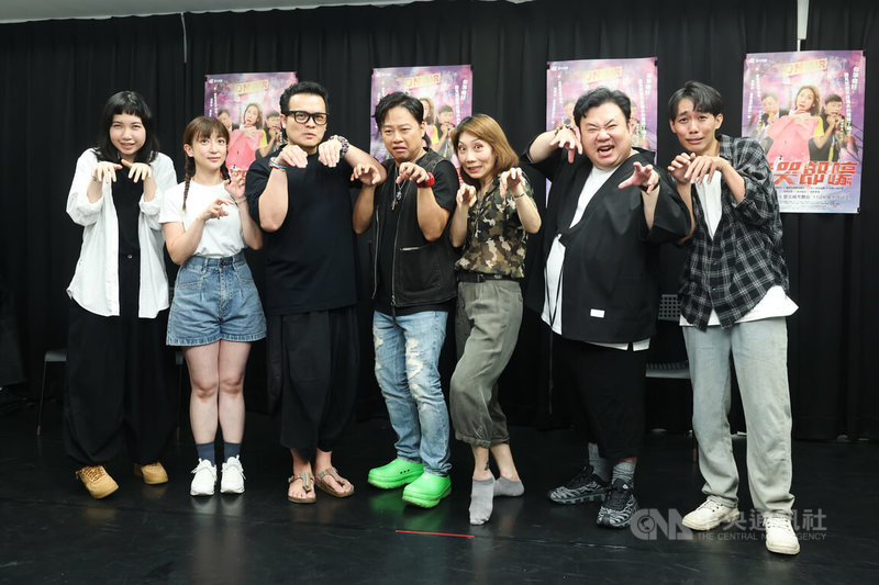 春河劇團全新原創舞台劇「詭哭郎嚎」取材自藝人郎祖筠(右3)的人氣Podcast節目,9月26日起將在台北城市舞台登場,主要演員27日下午在台北舉行宣傳記者會宣傳。中央社記者吳家昇攝 114年8月27日