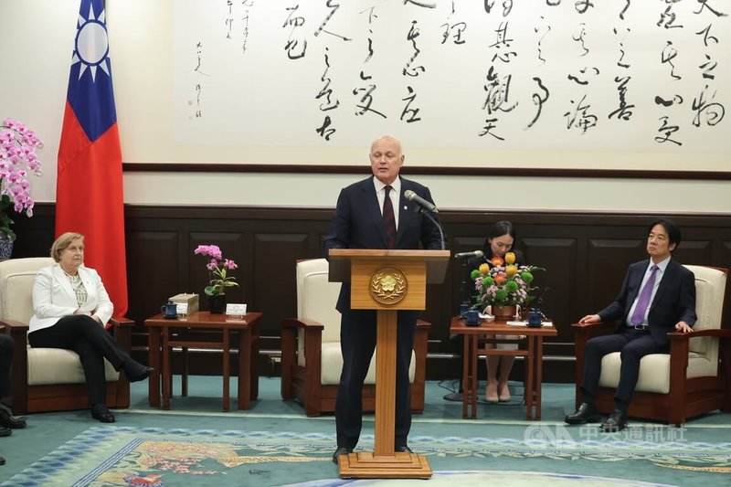 總統賴清德(右)27日在總統府接見對中政策跨國議會聯盟(IPAC)訪團,前英國保守黨黨魁史密斯(Iain Duncan Smith)(前中)致詞表示,希望全世界愛好自由的國家能團結,讓更多人意識到自由與民主所受到的挑戰,並保護台灣的自由跟民主。中央社記者王飛華攝 114年8月27日