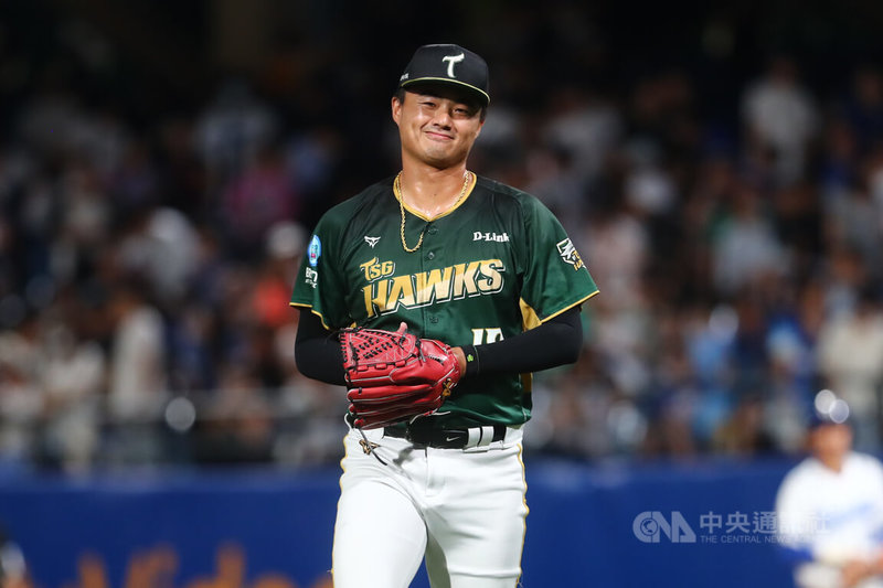 中華職棒例行賽27日在新莊棒球場由台鋼雄鷹隊與富邦悍將隊交手,雄鷹投手施子謙(圖)7局登板救援,以三振順利化解失分危機、露出笑容。中央社記者王騰毅攝 114年8月27日