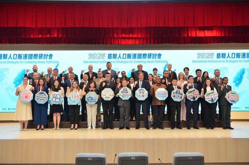 內政部移民署27日舉辦「2025年防制人口販運國際研討會」，包含內政部政務次長馬士元（前左6）、美國在台協會代表與各國專家學者等皆出席，共同宣示打擊人口販運，並呼籲各國加強線上犯罪偵查及強化國際合作。（移民署提供）中央社記者劉建邦傳真　114年8月27日