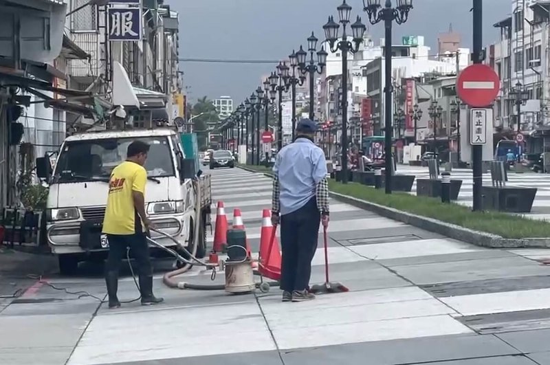 花蓮市區日出大道兩側車道因花崗石鋪面傾斜,常發生摔車事故惹民怨。花蓮縣政府建設處近期針對南京、成功、福建及廣東4路口施作共180公尺止滑工程,預計9月5日完工。(楊華美辦公室提供)中央社記者張祈傳真 114年8月27日