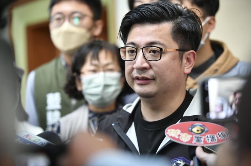 國民黨主席將改選，彰化縣議會議長謝典林（前）27日透過臉書貼文表示，為讓台中市長盧秀燕把工作做好做滿、平安下莊，最好方法就是找「小咖」參選黨主席，而他願意當「小咖」。（彰化縣議會提供）中央社記者吳哲豪傳真  114年8月27日