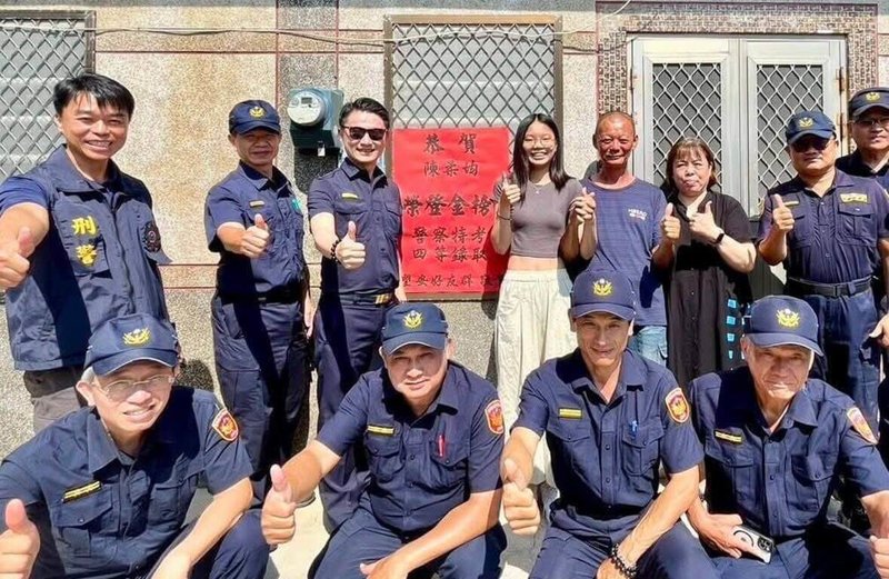 澎湖望安國小廚工兼分局廚娘侯瑞萍的女兒陳柔均(後右5),自小協助媽媽料理餐食,最難得自已靠著半工半讀,自修通過四等行政警察特考,未來也是警察一份子,望安分局長黃一航27日率官警至家中貼榜祝賀,盛讚其為自己爭光的勵志故事。(澎湖望安分局提供) 中央社 114年8月27日