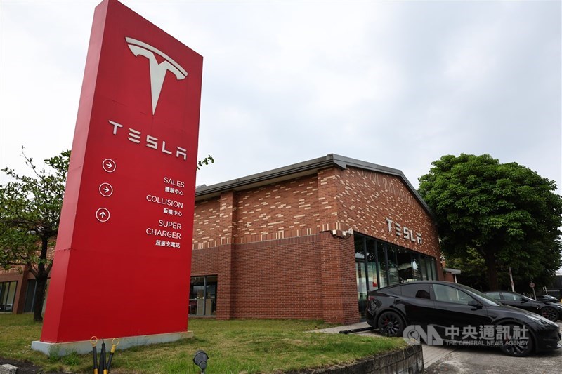 電動車廠特斯拉（Tesla）調整在台車價，凡於8月27日至9月30日間交付Model 3或Model Y現貨車，最多享有新台幣10萬元折價優惠。（中央社檔案照片）