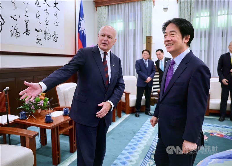 總統賴清德(右)27日下午在總統府接見對中政策跨國議會聯盟(IPAC)訪問團,與英國保守黨前黨魁史密斯(Iain Duncan Smith)(左)互動熱絡。 中央社記者王飛華攝 114年8月27日