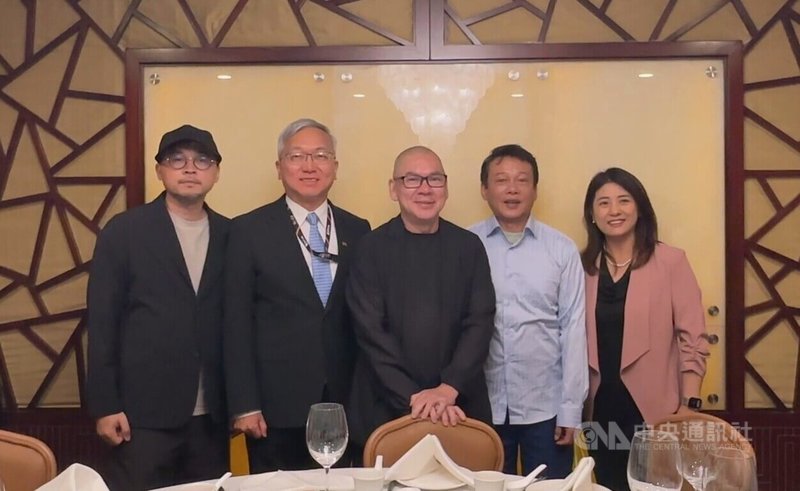 導演蔡明亮(中)26日在舊金山面對華文媒體表示,台灣是近幾十年亞洲最自由國度,讓他拍片上沒有任何後顧之憂。中央社記者張欣瑜舊金山攝 114年8月27日