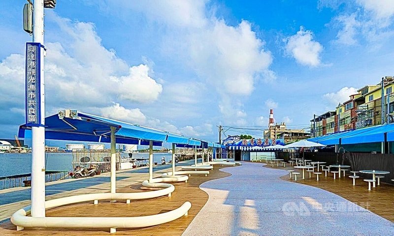 高雄市「興達港觀光漁市」成立至今已10年,新的入口意象30日將在感恩慶典正式揭幕,包含新整修的消費及用餐休憩區域皆已完工,於臨港地帶增設「港口共食休憩區」,提供舒適聚會空間。中央社記者董俊志攝 114年8月27日