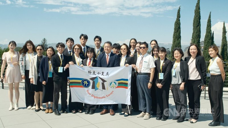 駐洛杉磯台北經濟文化辦事處長紀欽耀(前排正中)接待「外交小尖兵」訪問團10名台灣高中生。中央社實習記者周順興洛杉磯攝 114年8月27日