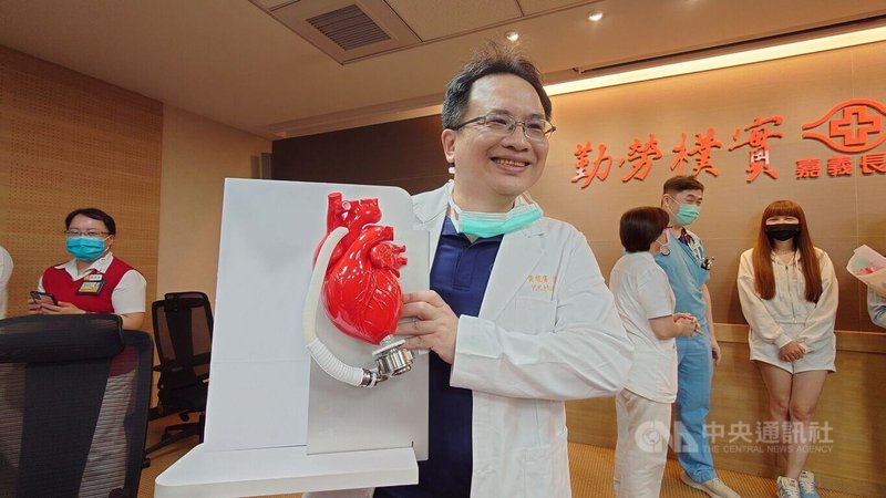 嘉義長庚醫院近日完成新一代HeartMate3左心室輔助器(俗稱人工心臟)的植入手術,血管外科醫師黃耀廣(前)27日指HeartMate3採用全磁懸浮馬達設計,能長期穩定輸送血液,並顯著降低血栓形成、機械磨損與感染風險。中央社記者蔡智明攝 114年8月27日