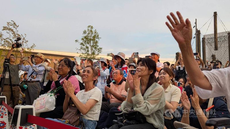 「島嶼之聲—廟埕前的謝神戲」集結9組台灣團隊,自26日起快閃大阪世博演出3天,27日第2天演出前1小時即有民眾在台前等候,也對精彩表演報以熱烈掌聲。中央社記者王寶兒大阪攝 114年8月27日