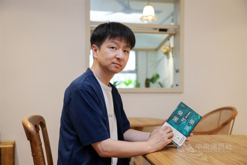 《樂園的樂園》是伊坂幸太郎(圖)出道25年紀念作,有精緻的插畫與裝幀,他希望這本書能像YouTube短影音一樣,讓讀者在短短的時間裡享受不同的樂趣。中央社記者裴禛攝 114年8月27日