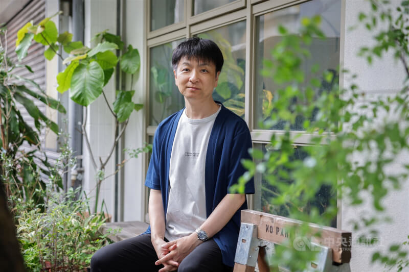 在日本也鮮少離開仙台的人氣作家伊坂幸太郎(圖)睽違12年再次來台,感謝台灣讀者多年來的支持。中央社記者裴禛攝 114年8月27日