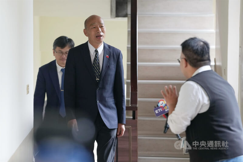 立法院27日下午進行黨團協商,立法院長韓國瑜(左2)前往會議室主持會議。中央社記者徐肇昌攝 114年8月27日
