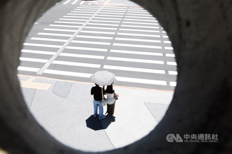 圖為台北市南西商圈逛街民眾撐傘遮陽。(中央社檔案照片)