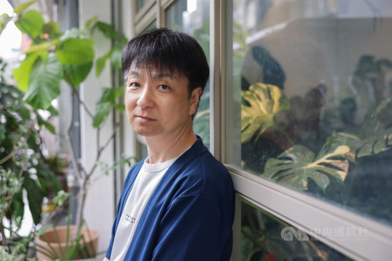 伊坂幸太郎(圖)熱愛寫作,出道這麼多年,克服低潮唯一的辦法就是想出新點子,他形容這就是「延命」的寶物。中央社記者裴禛攝 114年8月27日
