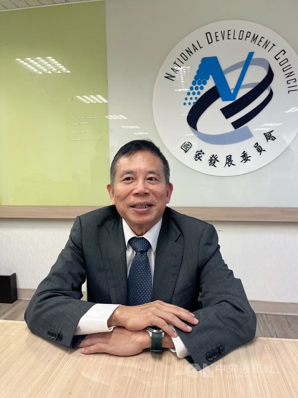 國發會主委劉鏡清27日說明健康因素請辭。中央社記者潘姿羽攝 114年8月27日