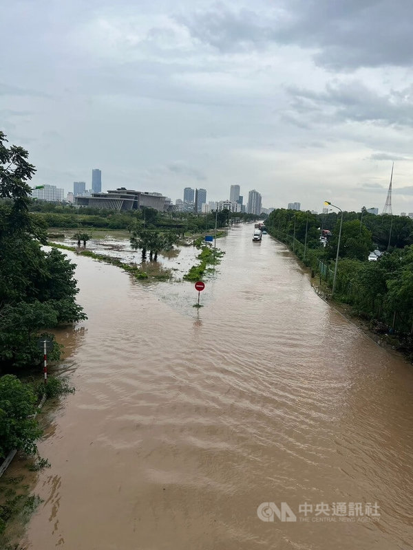 河內升龍大道(Đường Thăng Long)是一條連接河內與外部地區的重要交通幹道,於2010年通車,為當時最先進最長的大道,26日的颱風「劍魚」使得大道汪洋一片。中央社記者曾婷瑄河內攝 114年8月27日