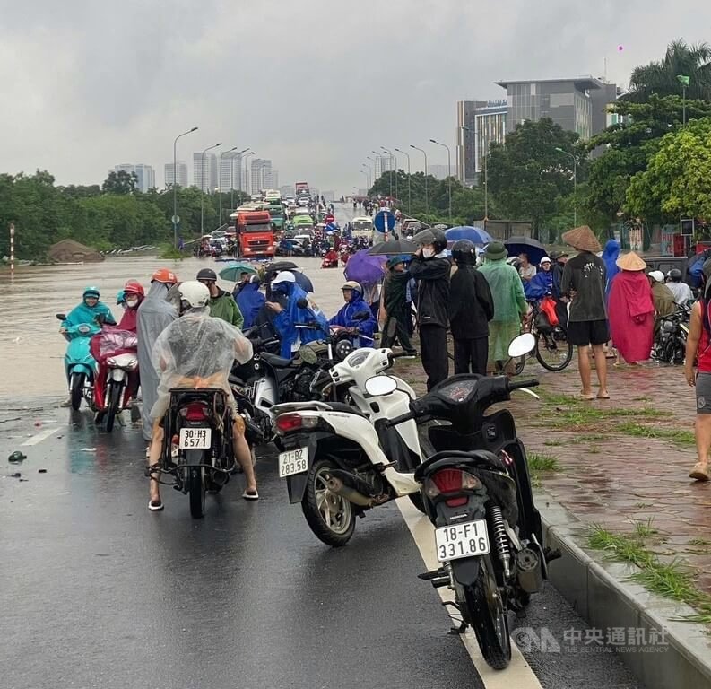 越南近年投資升級城市排水系統與地下管道,也加緊建設抽水站。颱風「劍魚」26日強降雨讓許多地區交通陷入癱瘓,市民「望水興嘆」。中央社記者曾婷瑄河內攝 114年8月27日
