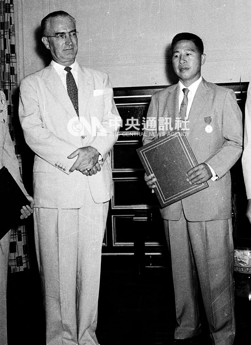 美國駐華臨時代辦郭可仁（左1）贈予復興航空公司董事長陳文寬（左2）獎狀。中央社記者秦炳炎攝 44年8月27日