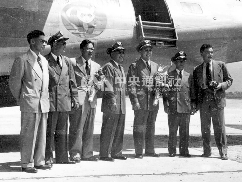 圖為復興航空水陸兩用Casalina新機。新機試航駕駛包括陳文寬(右4)、陳國明、馬邦基和李志雄(右3)。中央社記者鄧秀璧攝 40年5月5日