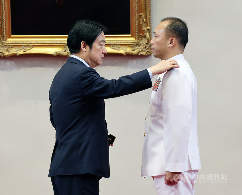 總統賴清德(左)27日主持「9月份國軍將官晉任典禮」,戰規司戰略研析處長劉文靖(右)晉任少將。中央社記者郭日曉攝 114年8月27日