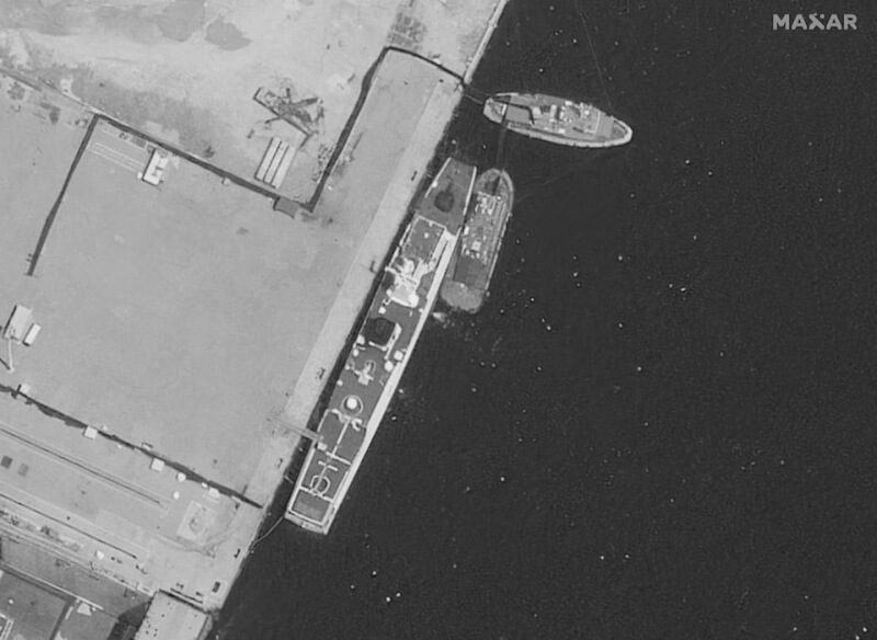 衛星圖像顯示,8月初在南海與自家海軍軍艦發生碰撞受損的中國海警船,已停泊在海南島的海軍基地檢修。(Maxar Technologies/via 路透社)
