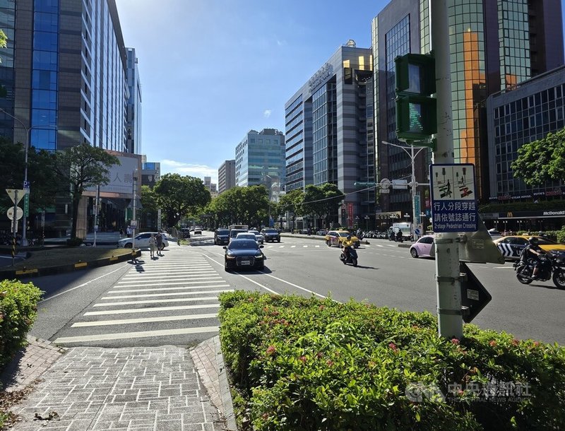 台北市交通局28日表示,即起在民生東路與敦化北路口試辦行人號誌2段式穿越設計,利用汽車左轉時相增加行人通行時間,盼減少行人空等及違規情形。中央社記者陳昱婷攝 114年8月28日