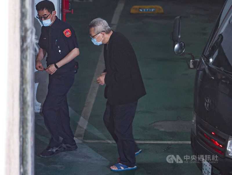 民進黨前立委陳歐珀(中)涉嫌於立委任內收受不正利益護航業者等案,台北地檢署28日以涉貪污治罪條例偵結起訴,移至北院審理。中央社記者鄭清元攝 114年8月28日
