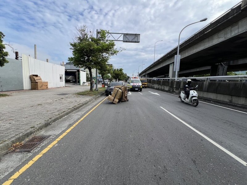 台中市南屯區環中路3段28日上午發生車輛碰撞行人事故,警方表示,駕駛撞人後未下車查看,再往前慢速行駛輾過倒地行人,將於釐清案情後,朝殺人罪嫌方向偵辦。(民眾提供)中央社記者郝雪卿傳真 114年8月28日