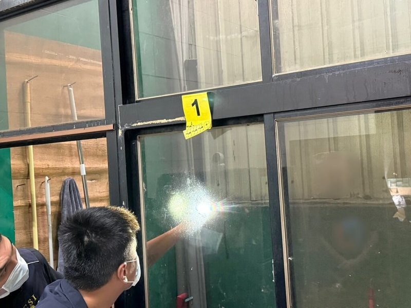 苗栗縣邱姓婦人住家3個月連續遭竊6次，損失新台幣約15萬元，經監視器認出竊嫌竟是自己與前夫生的小孩，2年前對方車禍曾照顧他一段時間，未料引賊入室，忍無可忍報警抓人；警方獲報後到場採證。（警方提供）中央社記者管瑞平傳真114年8月28日