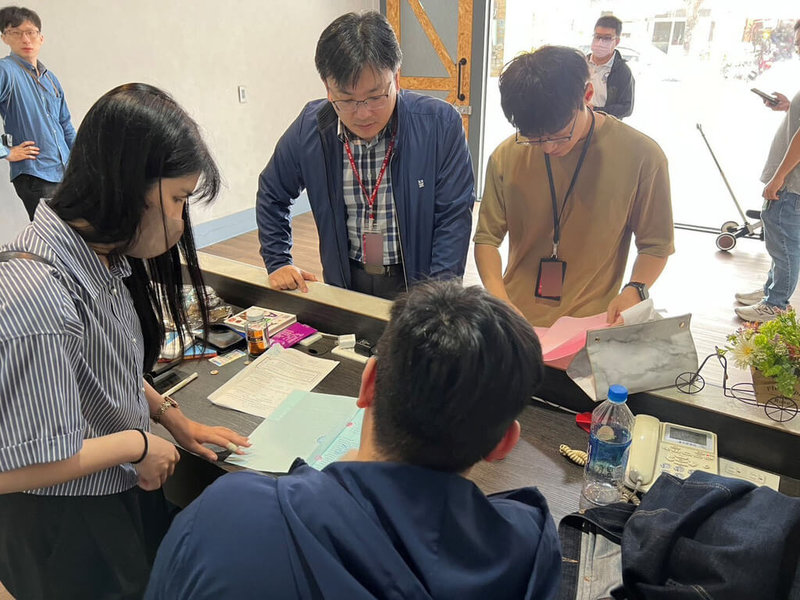 自稱CrazyHunter的中國駭客攻擊台灣企業,勒索未果竟將個資賣給兩岸販資集團,其中2名台灣嫌犯遭檢方複訊後交保。圖為調查局人員搜索犯罪嫌疑人鄭姓男子住處。(法務部調查局提供)中央社記者謝幸恩傳真 114年8月28日