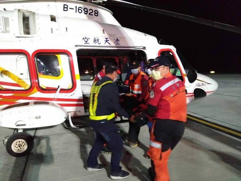 一名派駐在澎湖望安鄉花嶼的郭姓消防替代役男，昨天深夜騎乘機車，疑因天色未注意而自撞路旁意外，造成腦震盪與眼眶骨折等，28日清晨由救護直升機後送至三總澎湖分院就醫，警方也展開調查釐清。（凌天航空提供） 中央社   114年8月28日