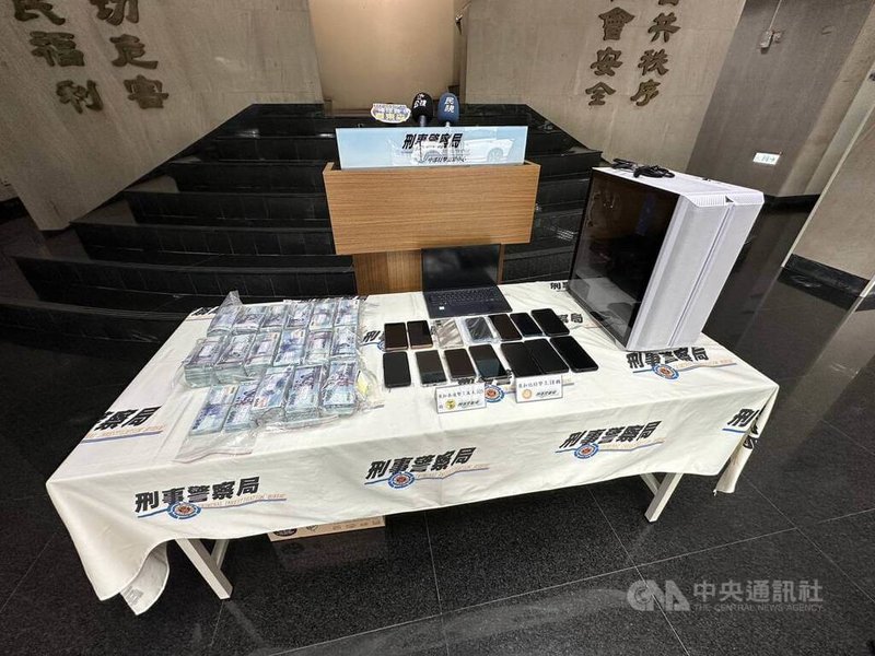 李姓男子涉嫌成立系統商，以合法公司掩護招募員工，利用人頭門號大量創設LINE帳號售予詐騙機房以假投資方式詐財，經刑事局中打循線逮捕李男等16人，並查獲現金、手機等證物。（翻攝照片）中央社記者蘇木春傳真 114年8月28日