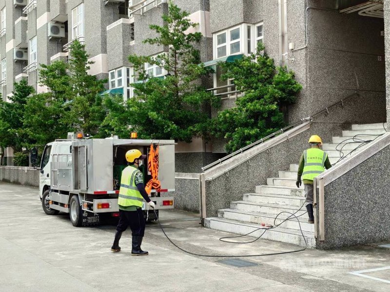 9月1日即將開學,嘉義縣環保局與鄉鎮市公所配合,28日做校園清潔消毒的工作,要提供學生一個安全上課環境。圖為中埔鄉和睦國小消毒情形。中央社記者蔡智明攝 114年8月28日