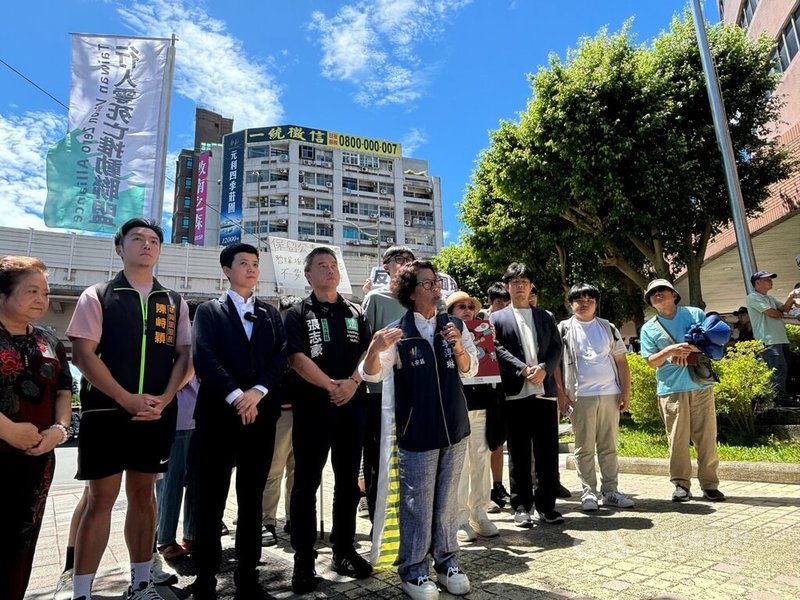 台北市政府27日臨時宣布將繼續推動拆除公館圓環並填平地下道工程,多個民團、議員及里長28日對此表達抗議,呼籲台北市長蔣萬安停止一意孤行。中央社記者陳昱婷攝 114年8月28日