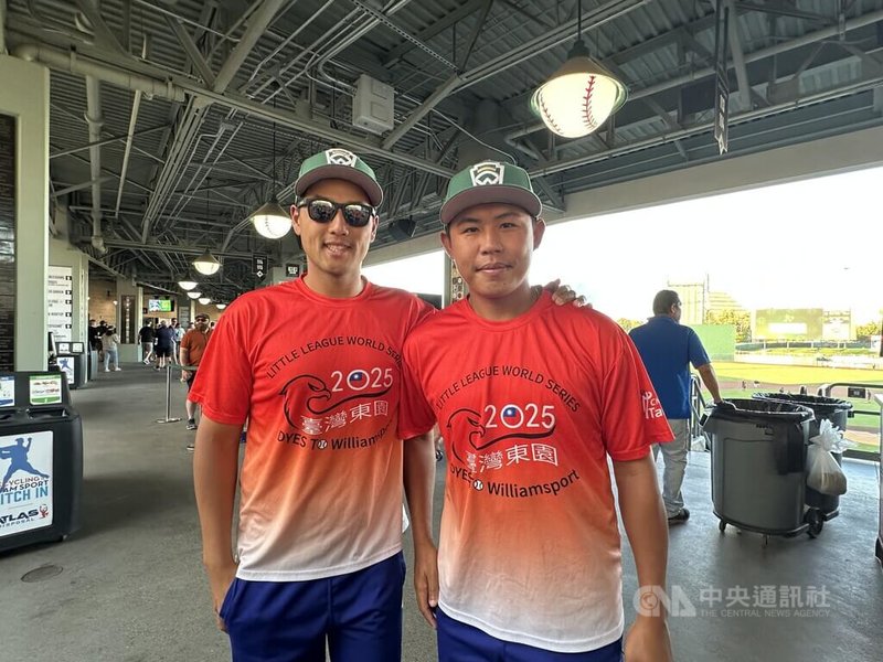 東園國小少棒隊在威廉波特世界少棒賽奪冠,2名年輕教練駱政宇(左)、藍振奕也扮演重要角色。中央社記者張欣瑜沙加緬度攝 114年8月28日
