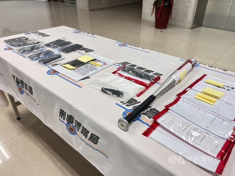刑事警察局28日召開記者會,宣布破獲以幫派分子為首的地下錢莊集團,逮捕主嫌竹聯幫洪姓男子等8人到案,查扣球棒、本票等物。警詢後依恐嚇取財等罪嫌,將洪男等8人移送台北地檢署偵辦。中央社記者劉建邦攝 114年8月28日