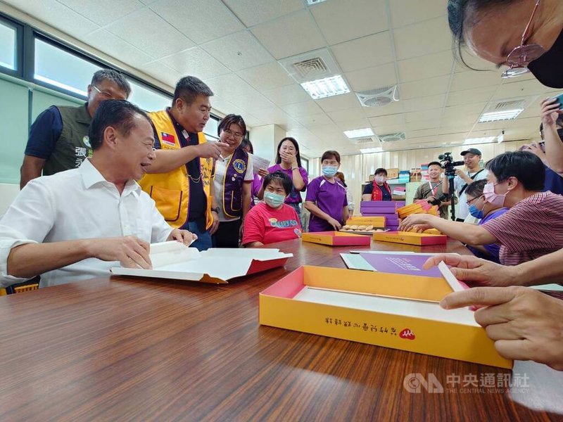 嘉義縣政府行銷身障機構秋節禮盒,縣長翁章梁(左1)28日到若竹兒智能發展中心,走入廚房跟著身障朋友體驗烘焙過程,並與他們比賽組裝包裝盒手速。中央社記者蔡智明攝 114年8月28日