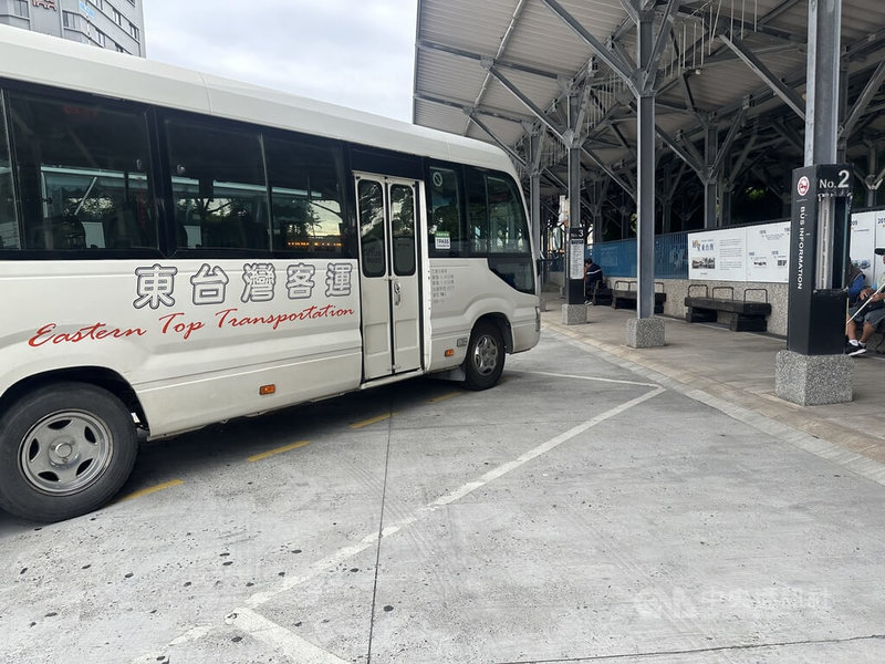 台東一名客運司機在網路社群留言表示，乘客在車內飲食、丟垃圾留下異味，司機有時留宿車上，會因異味感到不舒服。客運業者對此表示，雖未明文禁止，但不鼓勵車上飲食，有特殊情形除外。中央社記者盧太城台東攝  114年8月28日