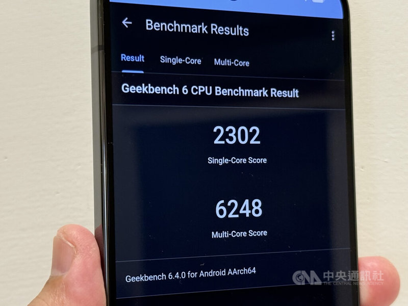 Google新一代手機Pixel 10系列採用台積電3奈米製程打造的Tensor G5晶片,中央處理器(CPU)單核心分數為2302分、多核心分數為6248分,相較前一代提升30%以上。中央社記者吳家豪攝 114年8月28日