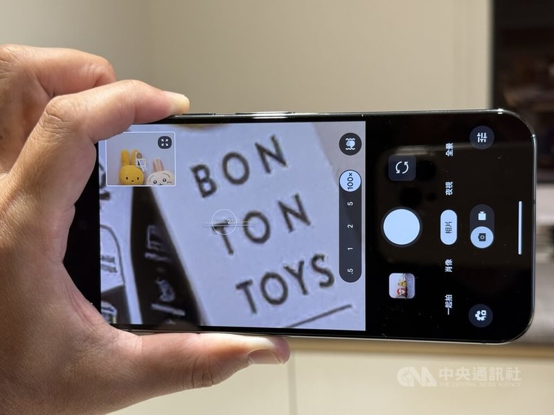 Pixel 10 Pro XL可使用100倍專業解析變焦,拍下照片後再透過人工智慧(AI)增強影像。中央社記者吳家豪攝 114年8月28日