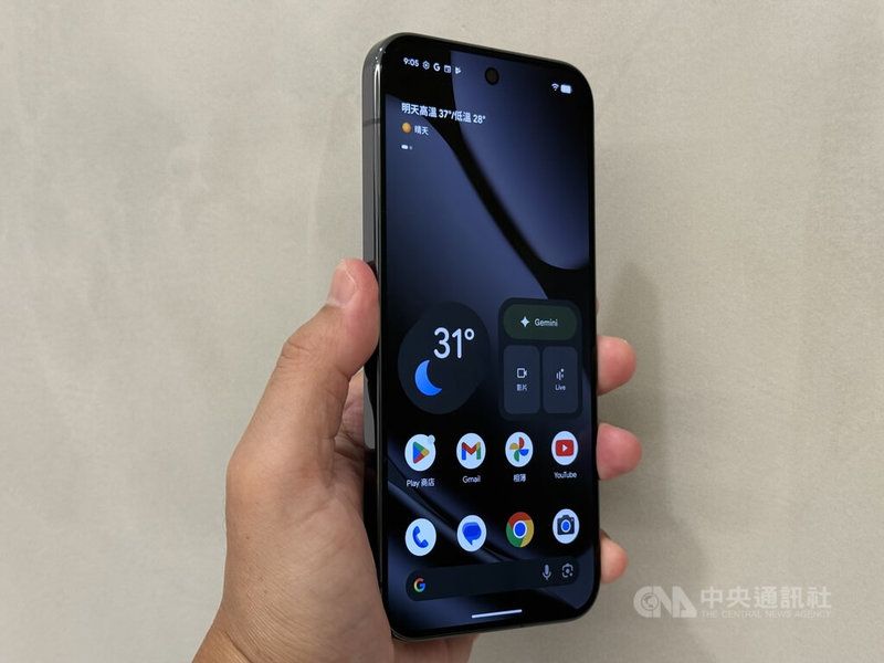 高階機型Pixel 10 Pro XL採用6.8吋Super Actua螢幕,電池續航力長達30小時以上,支援Pixelsnap磁吸無線充電。中央社記者吳家豪攝 114年8月28日