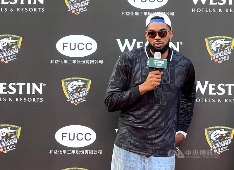 美國職業籃球聯盟(NBA)紐約尼克明星中鋒湯斯(Karl-Anthony Towns)(圖)28日抵達台灣後,下午出席台灣職業籃球大聯盟(TPBL)桃園在地球隊台啤永豐雲豹舉辦的3對3籃球挑戰賽,他在受訪時表示,希望把握機會品嘗不一樣的台灣在地美食。中央社記者陳容琛攝 114年8月28日