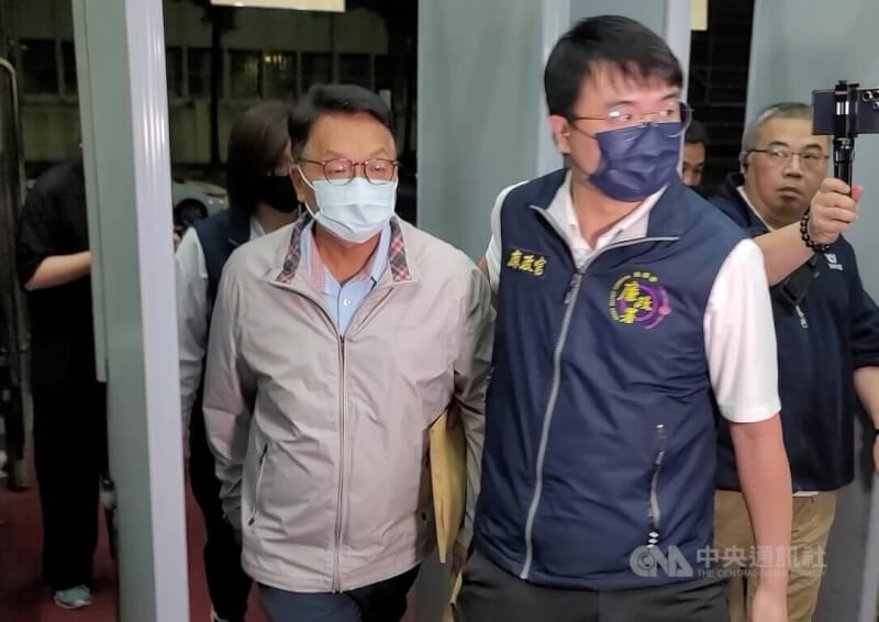 前民進黨立委陳歐珀(左)涉嫌於立委任內收受物流公司不正利益遭檢廉搜索約談,6月移送台北地檢署複訊。(中央社檔案照片)