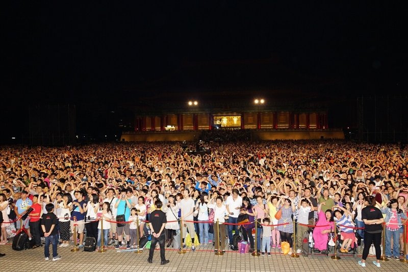 柏林愛樂管弦樂團2005年首度訪台就在台北兩廳院藝文廣場聚集超過3萬名樂迷,促使樂團萌生數位串流的想法,今年11月樂團將第6度來台演出。(牛耳藝術提供)中央社記者邱祖胤傳真 114年8月28日